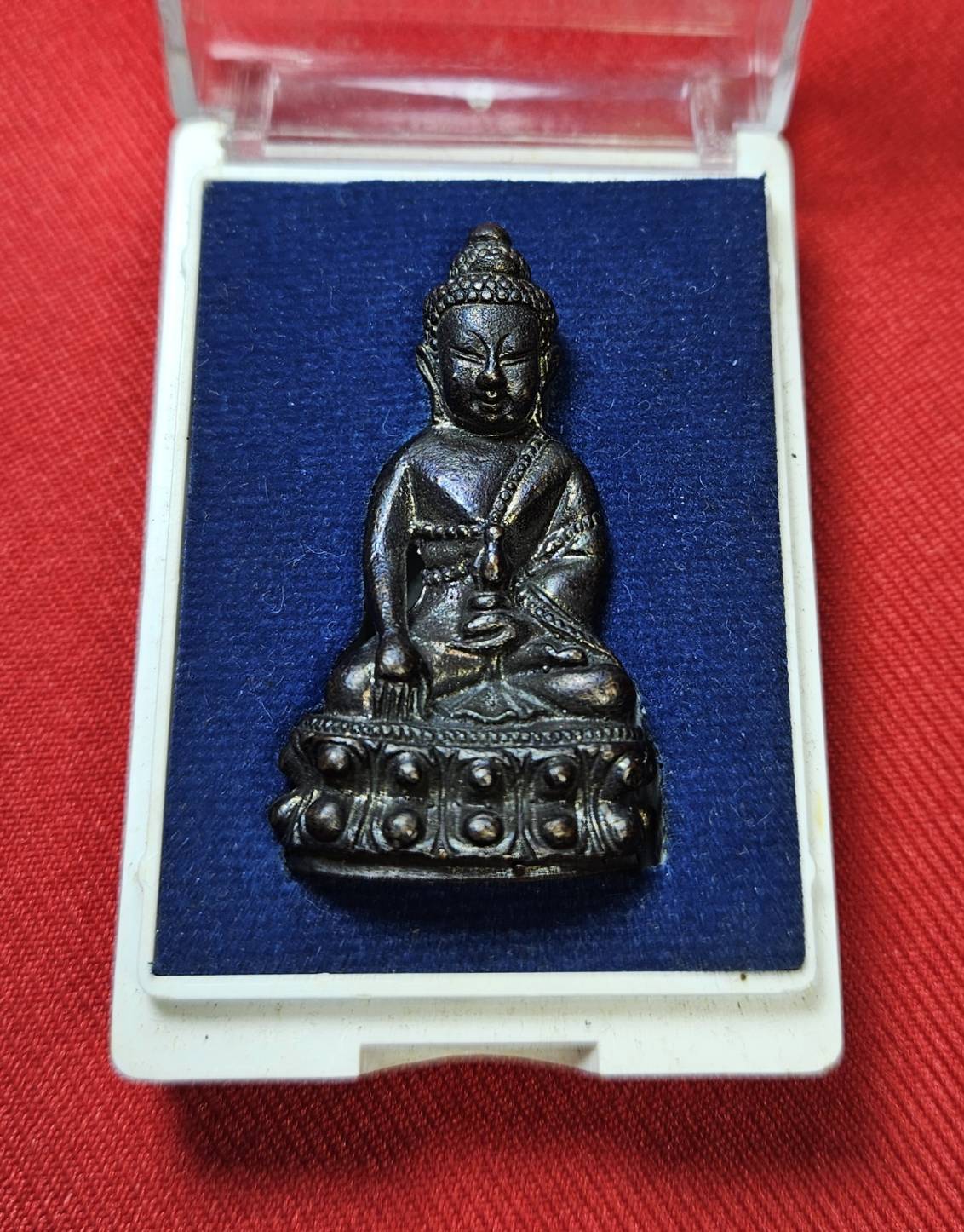 * "พระกริ่งรุ่นแรก หลวงปู่ครูบาสิงห์แก้ว อตฺถกาโม (ครูบาเบิกฟ้า) วัดปางกอง ต.ห้วยแก้ว อ.แม่ออน จ.เชียงใหม่ 4 ตุลาคม พ.ศ. 2552..! "เนื้อทองแดงรมดำ" (ตอกโค๊ต ตัว "ก" ที่ใต้ฐาน ขององค์พระ)...(ที่ด้านหลัง ขององค์พระ เลเซอร์โค๊ต-หมายเล