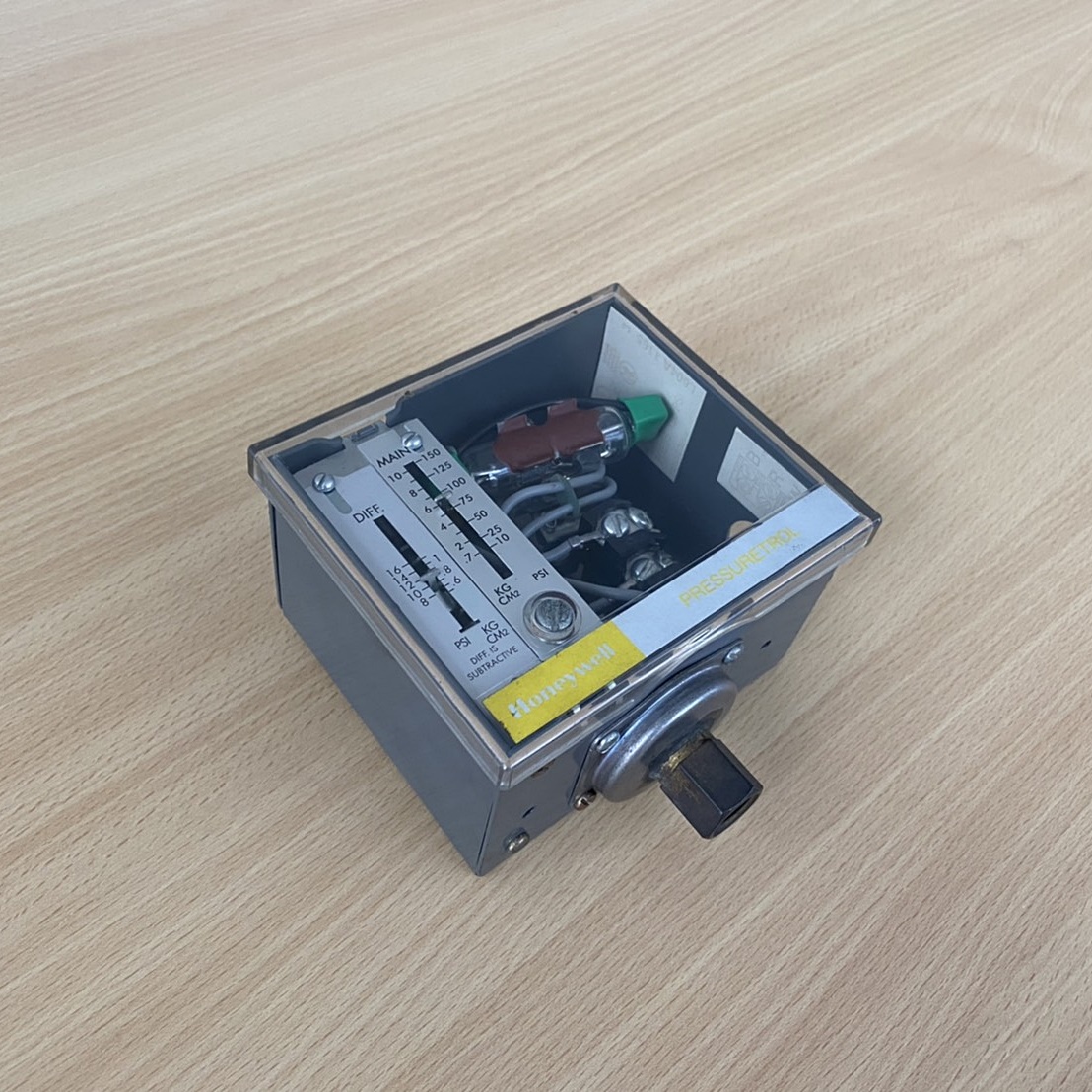 Pressure Controller ยี่ห้อ HONEYWELL รุ่น L604A 1185