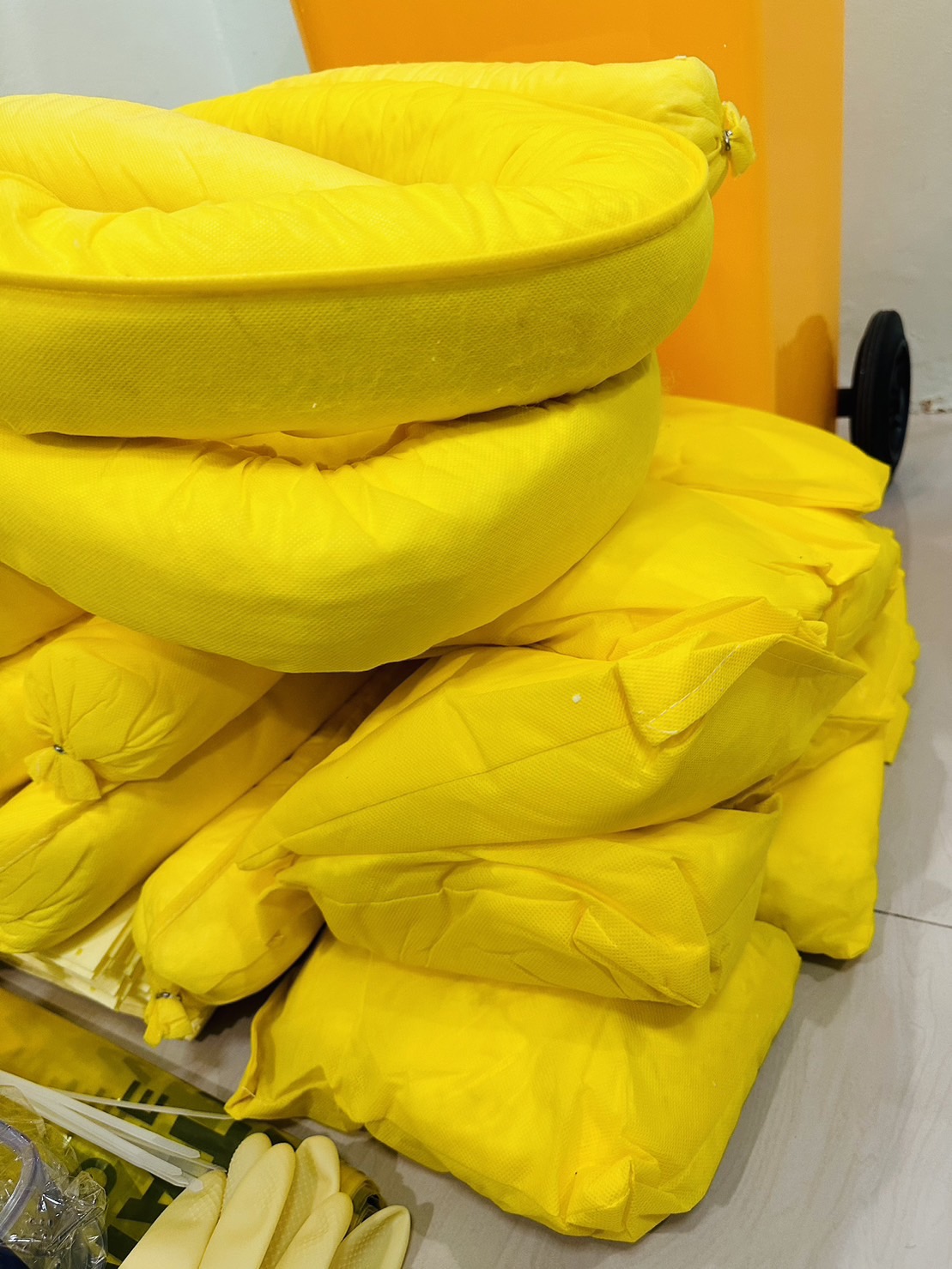 วัสดุดูดซับน้ำมันและสารเคมีแบบถังประจำจุด Spill Kit Absorbent
