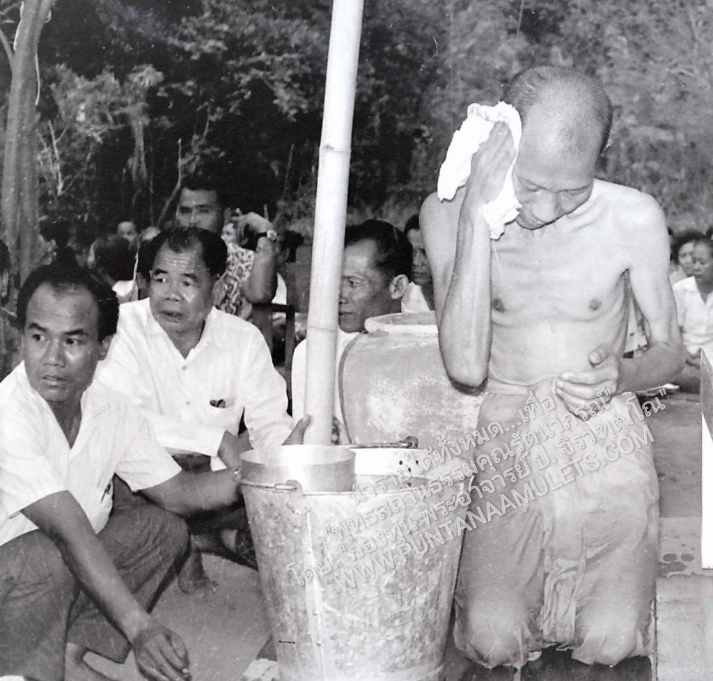 * "เหรียญยืนกรรมการ "เนื้อเงิน" หลวงพ่อเกษม เขมโก "รุ่นวันเพ็ญเดือน ๑๒" ปี ๓๖..! ("เนื้อเงิน-ตอกโค๊ต กำกับ") หลวงพ่อเกษม เขมโก สุสานไตรลักษณ์ จ.ลำปาง..! ด้านหลัง ขององค์พระ บรรจุ สิ่งมงคลสักการะ ของหลวงปู่ ประกอบด้วย...&