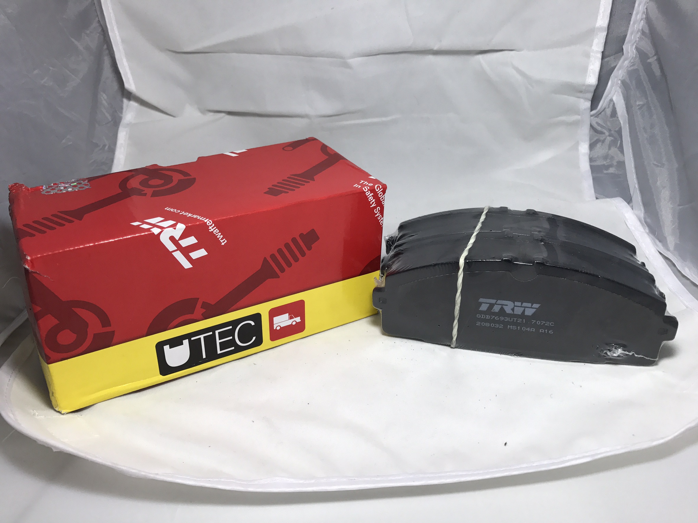 ผ้าเบรค (หน้า) รถตู้หัวจรวด หลังคาสูง LH125 2.8,3.0D Commuter ปี 2000-2006 (TRW-UTEC)