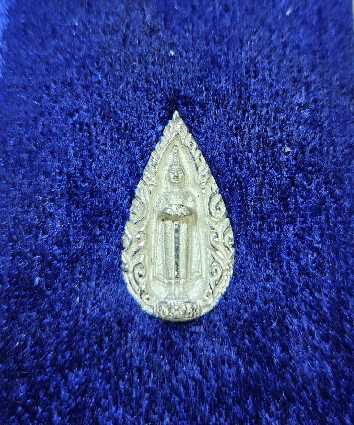 * "เหรียญหล่อหยดน้ำ หลวงพ่อบ้านแหลม "เนื้อเงิน"..."รุ่นพิเศษ" วัดเพชรสมุทรวรวิหาร จ.สมุทรสงคราม ปี พ.ศ. 2545..! (สภาพสวยสมบูรณ์ดั้งเดิม...สวยมากๆ...สวยเดิมๆ...ไม่ผ่านการใช้...ประสบการณ์ อภินิหาร ของ หลวงพ่อบ้านแหลม ลือเลื่อง เยี่ย