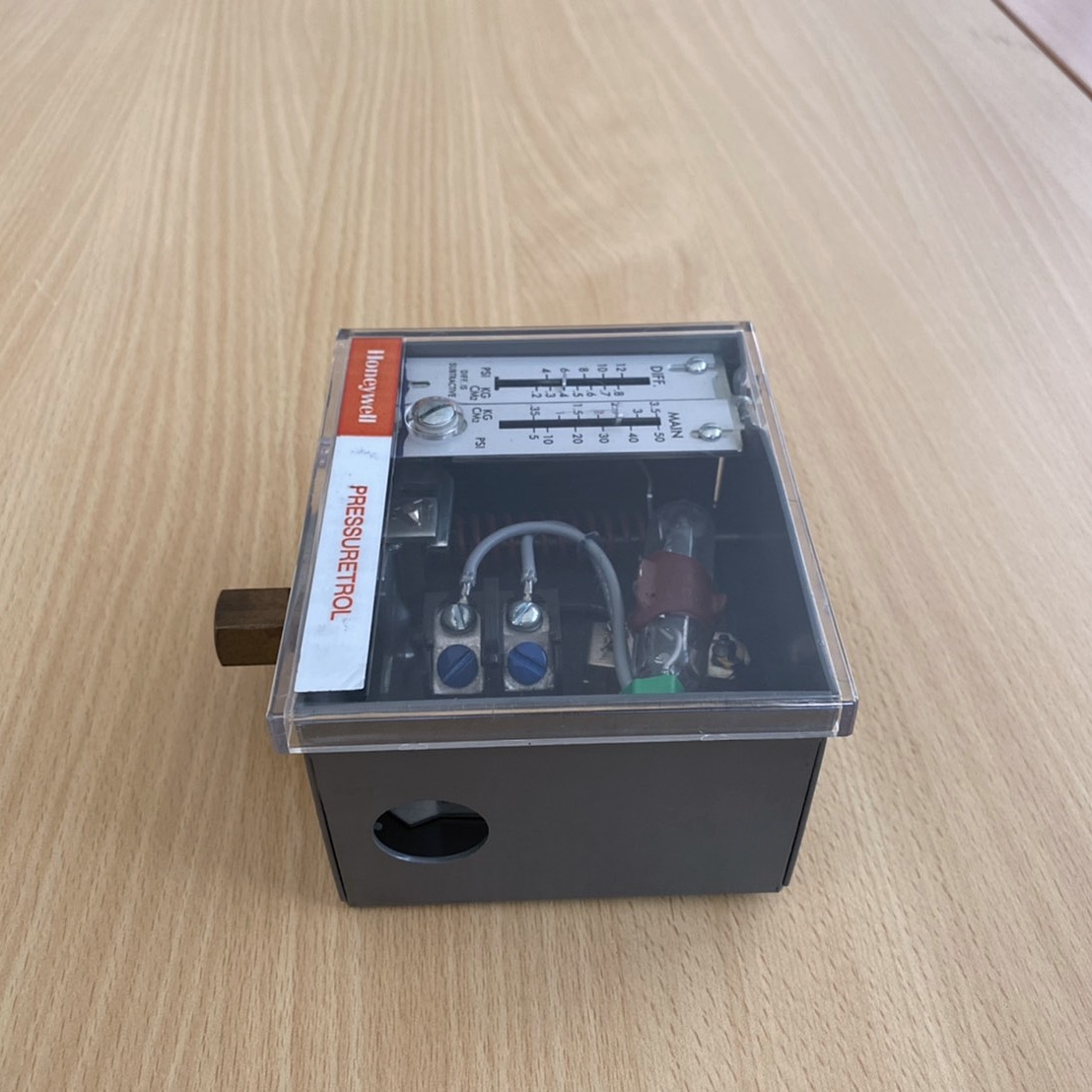 Pressure Controller ยี่ห้อ HONEYWELL รุ่น L404A 1370