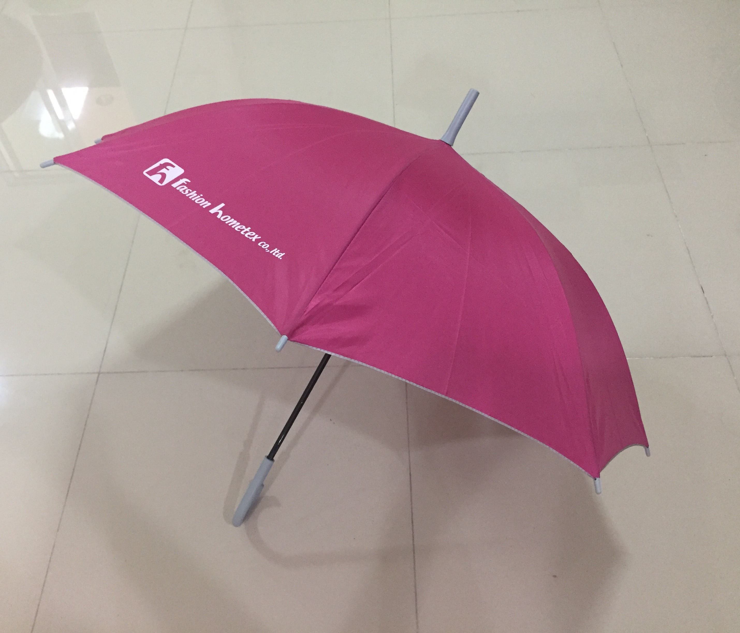 ร่ม22นิ้ว ผ้ายูวี สีพื้น โครงเหล็ก ออโต้เปิดด้ามจับงอ ปลอกPVC คละสี สกรีนโลโก้