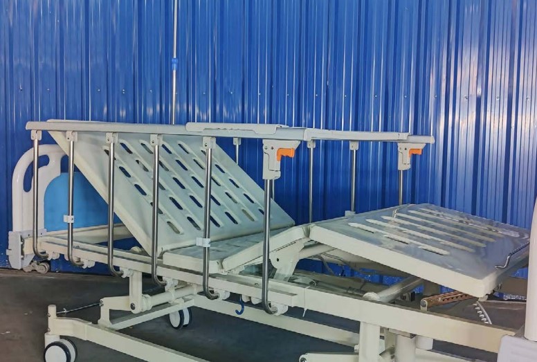 เตียงผู้ป่วยระบบไฟฟ้า 3 ฟังก์ชั่น ราวกั้นแบบสไลด์ข้าง รุ่น A04-D3L