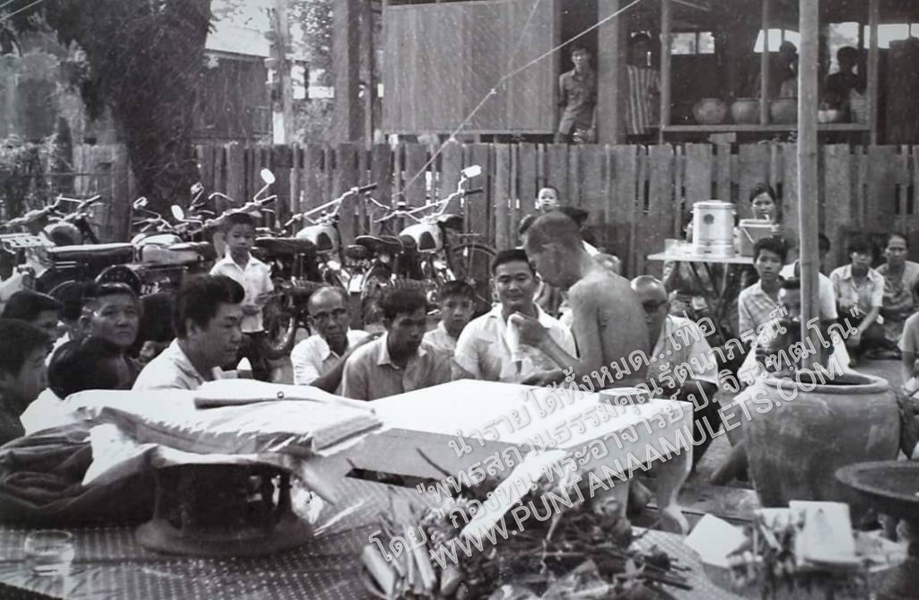 * "เหรียญยืนกรรมการ "เนื้อเงิน" หลวงพ่อเกษม เขมโก "รุ่นวันเพ็ญเดือน ๑๒" ปี ๓๖..! ("เนื้อเงิน-ตอกโค๊ต กำกับ") หลวงพ่อเกษม เขมโก สุสานไตรลักษณ์ จ.ลำปาง..! ด้านหลัง ขององค์พระ บรรจุ สิ่งมงคลสักการะ ของหลวงปู่ ประกอบด้วย...&