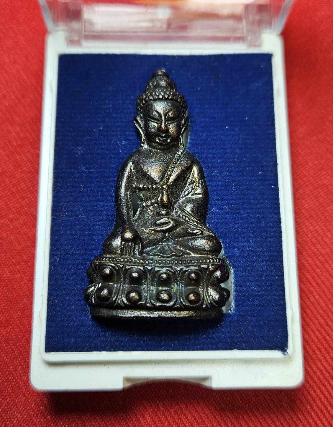 * "พระกริ่งรุ่นแรก หลวงปู่ครูบาสิงห์แก้ว อตฺถกาโม (ครูบาเบิกฟ้า) วัดปางกอง ต.ห้วยแก้ว อ.แม่ออน จ.เชียงใหม่ 4 ตุลาคม พ.ศ. 2552..! "เนื้อทองแดงรมดำ" (ตอกโค๊ต ตัว "ก" ที่ใต้ฐาน ขององค์พระ)...(ที่ด้านหลัง ขององค์พระ เลเซอร์โค๊ต-หมายเล