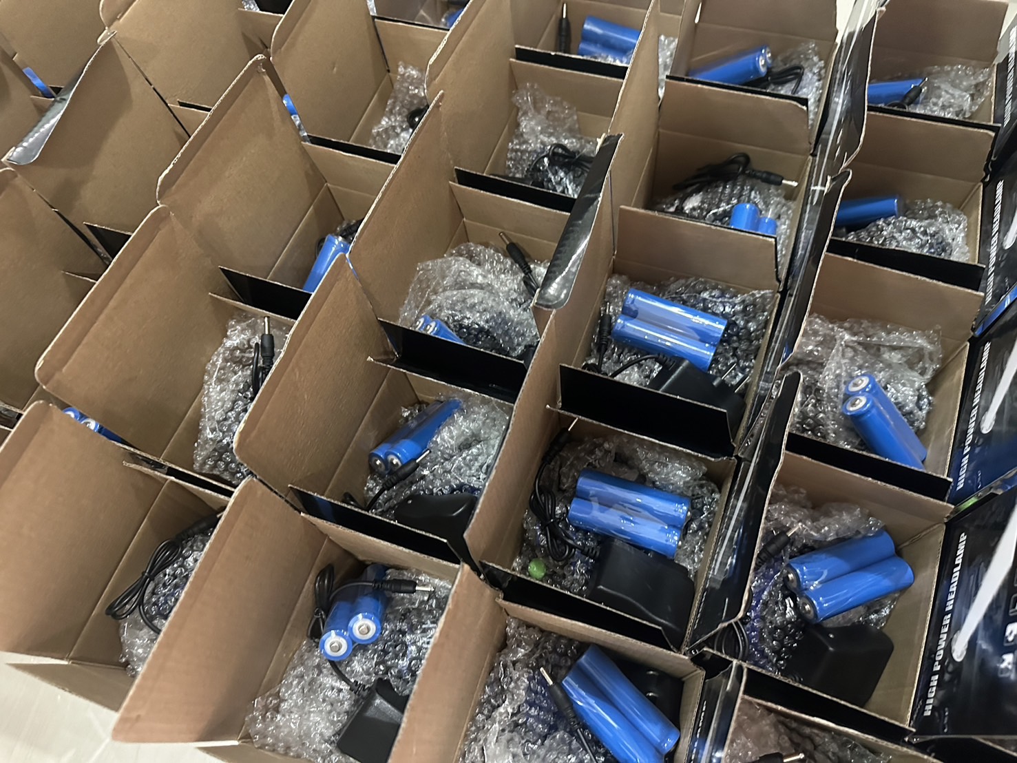 ไฟฉายคาดศรีษะ LED แสงสีขาว ซูมได้ ชาร์จไฟได้ในตัว