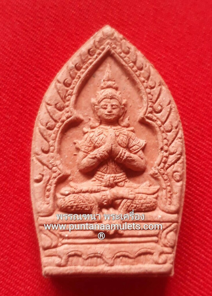 พระขุนแผนร่ายเวทย์ หลวงปู่จอม วัดบ้านดอนดู่ จ.อำนาจเจริญ..."เนื้อมหาว่านพิเศษ ผสมว่านพญาไก่แดง สีแดง / กรรมการ" "องค์ที่ 3."