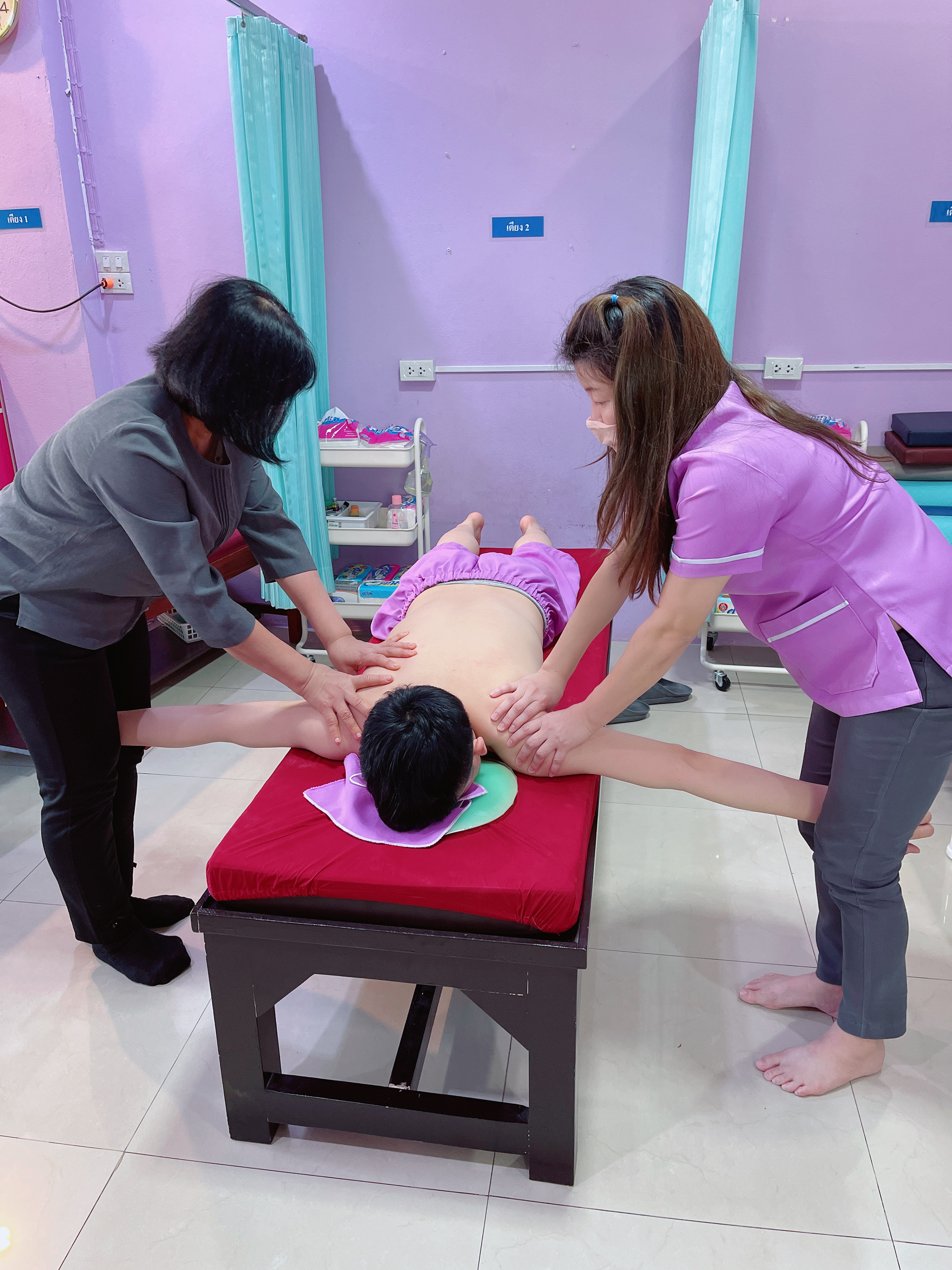 สอนนวด สอนนวดแก้อาการ สอนนวดระยะสั้น massage therapist course in thailand เรียนนวดทำงานต่างประเทศ