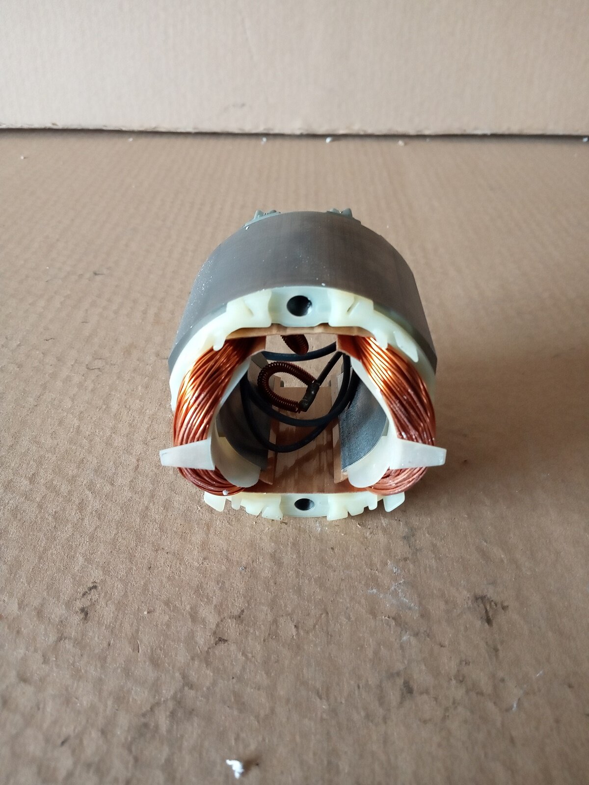 ฟิลคอยล์ เครื่องขัดสี MAKITA รุ่น 9218PBL