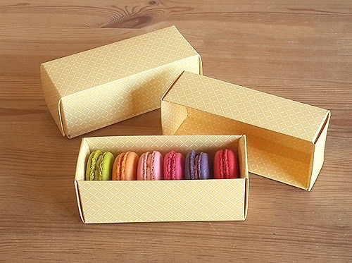 กล่องมาการอง สีเหลืองลายตาราง