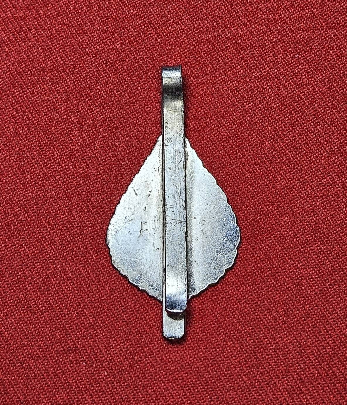 * "แหนบเก่าลงยา หลวงพ่อไว (พระครูเกษมกิจจาทร) วัดช่องลม ต.บางทราย อ.เมือง จ.ชลบุรี..! "หลวงพ่อไว" ท่านเป็นพระสงฆ์ ที่มีความศักดิ์สิทธิ์มากๆ เมื่อครั้งพิธีประชุมเพลิงสรีระสังขารของท่าน...ปรากฎว่า สรีระสังขารของท่าน และจีวร ที่ครองสรีระสังขาร