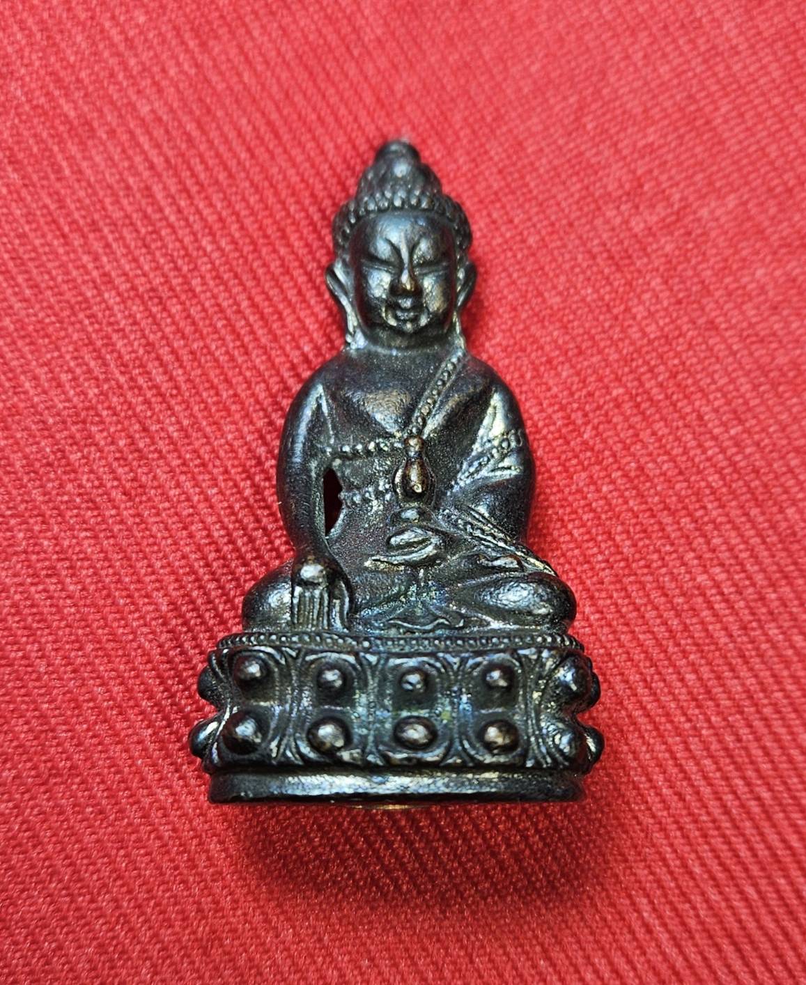 * "พระกริ่งรุ่นแรก หลวงปู่ครูบาสิงห์แก้ว อตฺถกาโม (ครูบาเบิกฟ้า) วัดปางกอง ต.ห้วยแก้ว อ.แม่ออน จ.เชียงใหม่ 4 ตุลาคม พ.ศ. 2552..! "เนื้อทองแดงรมดำ" (ตอกโค๊ต ตัว "ก" ที่ใต้ฐาน ขององค์พระ)...(ที่ด้านหลัง ขององค์พระ เลเซอร์โค๊ต-หมายเล