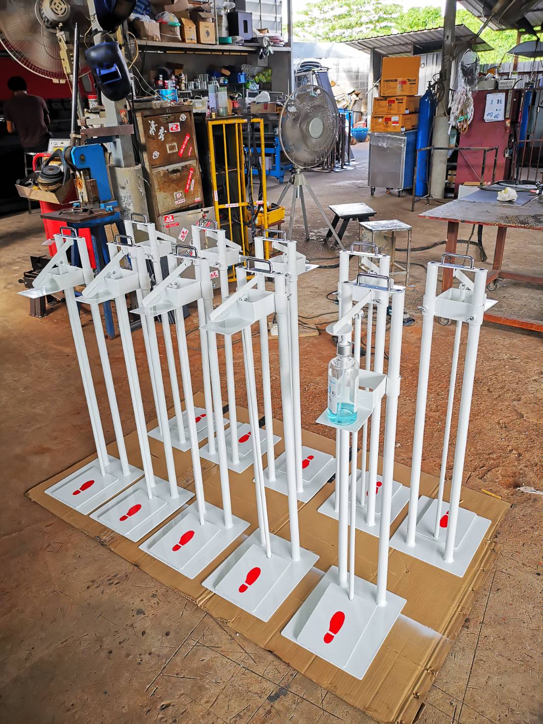 อุปกรณ์จ่ายแอลกอฮอล์แบบเท้าเหยียบ วัสดุเหล็กพ่นสีอบอย่างดี (B)