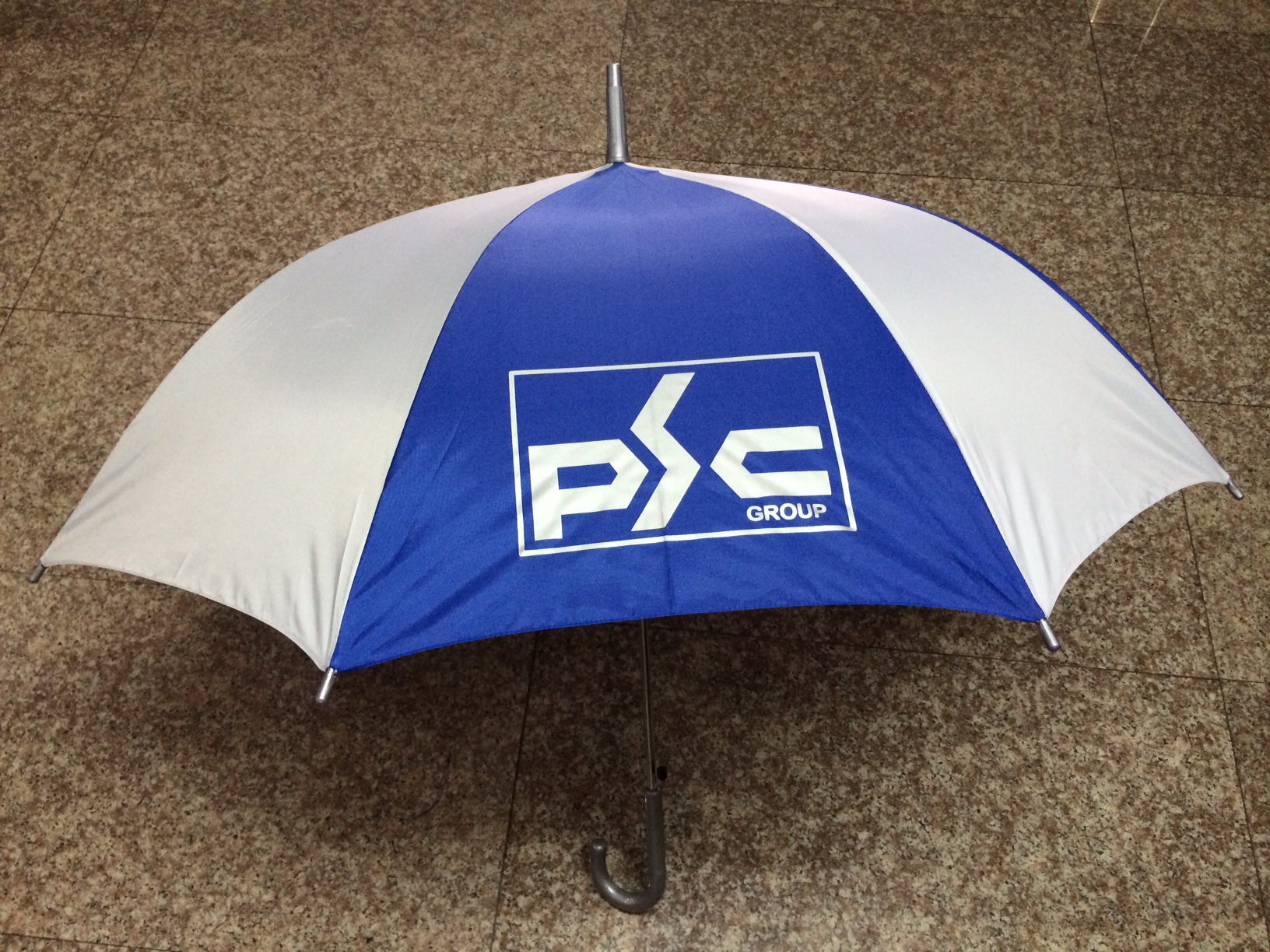 ร่มตอนเดียว 24 นิ้ว ผ้ายูวี โครงโลหะ ออโต้เปิด ด้ามจับงอ ปลอกPVC สกรีนโลโก้