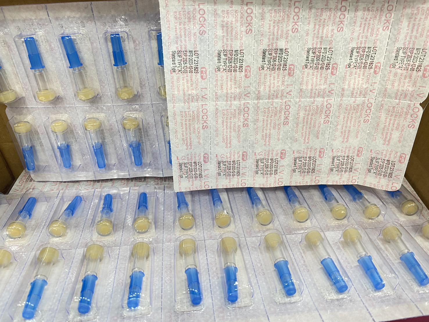 Injection plug ยี่ห้อ Perfect I.V.Locks (200ชิ้น/กล่อง)