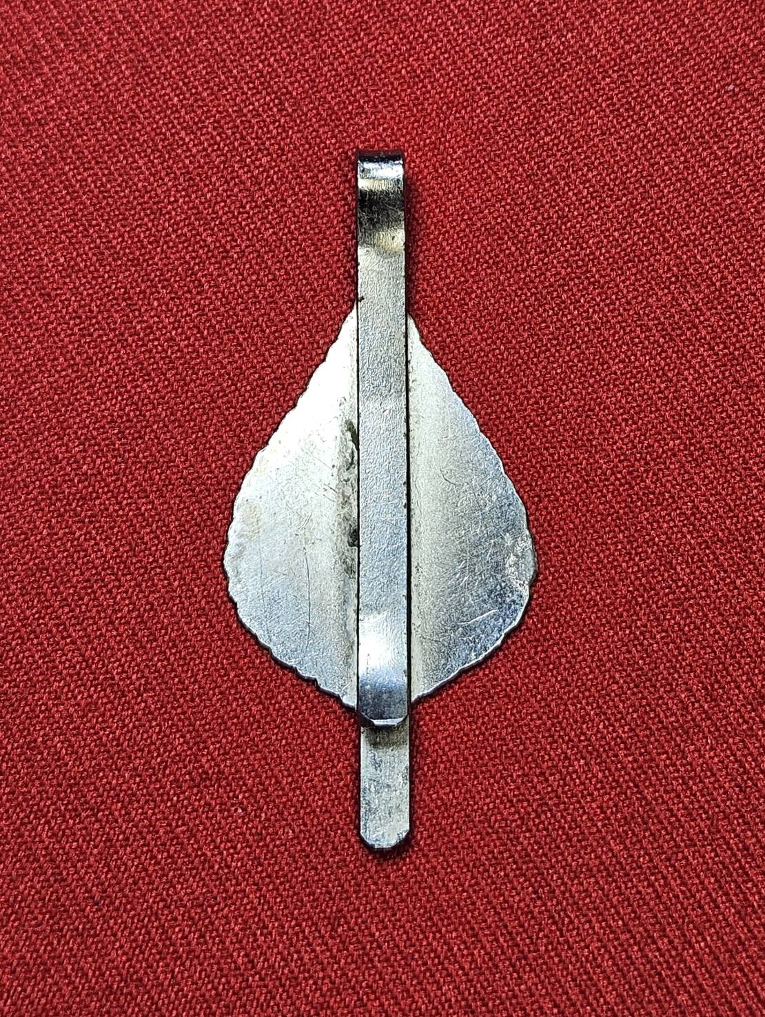 * "แหนบเก่าลงยา หลวงพ่อไว (พระครูเกษมกิจจาทร) วัดช่องลม ต.บางทราย อ.เมือง จ.ชลบุรี..! "หลวงพ่อไว" ท่านเป็นพระสงฆ์ ที่มีความศักดิ์สิทธิ์มากๆ เมื่อครั้งพิธีประชุมเพลิงสรีระสังขารของท่าน...ปรากฎว่า สรีระสังขารของท่าน และจีวร ที่ครองสรีระสังขาร