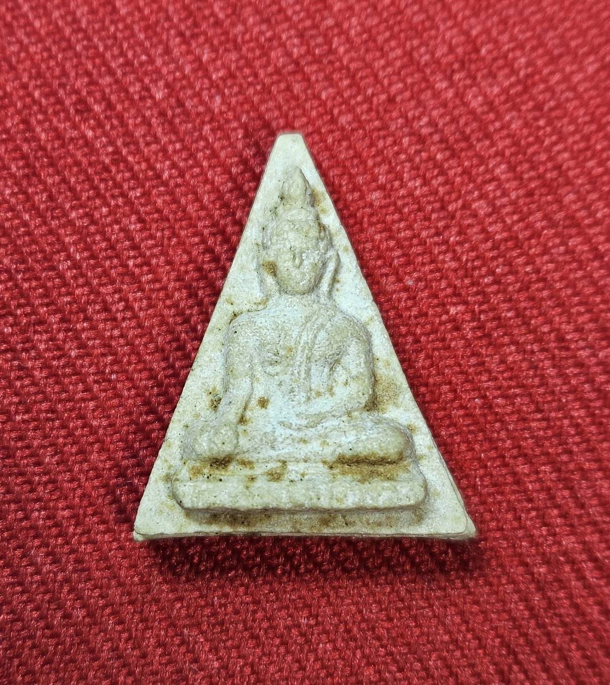 * "พระนางพญา หลวงพ่อวัดไร่ขิง "เนื้อผงเกสรดอกไม้"..."พิมพ์สามเหลี่ยมเล็ก" วัดไร่ขิง ต.ไร่ขิง อ.สามพราน จ.นครปฐม ปี พ.ศ. 2513..! (สภาพสวยสมบูรณ์ดั้งเดิม...สวยมากๆ...สวยเดิมๆ...ไม่ผ่านการใช้..!)