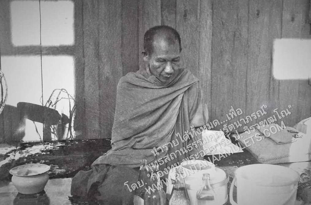 * "เหรียญยืนกรรมการ "เนื้อเงิน" หลวงพ่อเกษม เขมโก "รุ่นวันเพ็ญเดือน ๑๒" ปี ๓๖..! ("เนื้อเงิน-ตอกโค๊ต กำกับ") หลวงพ่อเกษม เขมโก สุสานไตรลักษณ์ จ.ลำปาง..! ด้านหลัง ขององค์พระ บรรจุ สิ่งมงคลสักการะ ของหลวงปู่ ประกอบด้วย...&