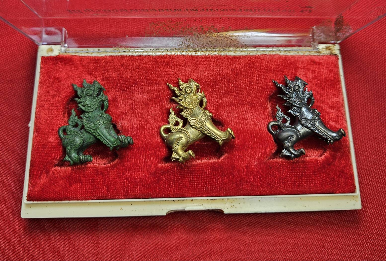 * "พญาสิงห์หลวง มหาอำนาจ วาสนา บารมี "ชุดกรรมการ" (1 ชุด มี 3 พญาสิงห์หลวง) วัดศรีมุงเมือง ต.ลวงเหนือ อ.ดอยสะเก็ด จ.เชียงใหม่ 11 มิถุนายน พ.ศ. 2557..! "ชุดกรรมการ" (1 ชุด มี 3 พญาสิงห์หลวง) ประกอบด้วย "เนื้อสัมฤทธิ์เขียว,เนื้