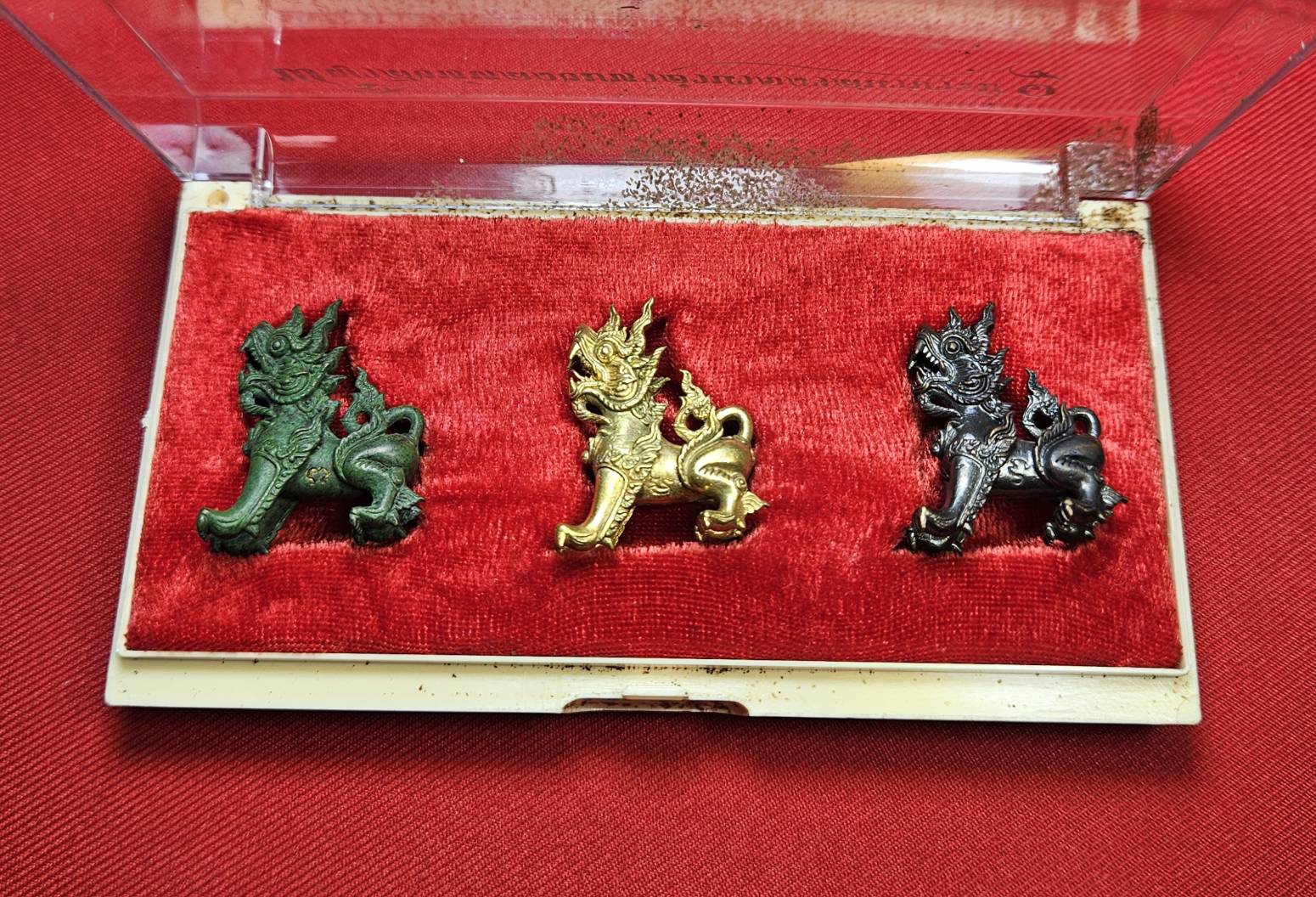 * "พญาสิงห์หลวง มหาอำนาจ วาสนา บารมี "ชุดกรรมการ" (1 ชุด มี 3 พญาสิงห์หลวง) วัดศรีมุงเมือง ต.ลวงเหนือ อ.ดอยสะเก็ด จ.เชียงใหม่ 11 มิถุนายน พ.ศ. 2557..! "ชุดกรรมการ" (1 ชุด มี 3 พญาสิงห์หลวง) ประกอบด้วย "เนื้อสัมฤทธิ์เขียว,เนื้