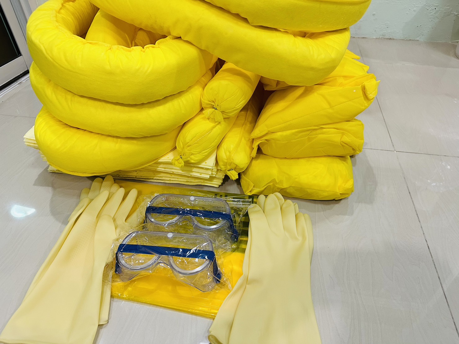 วัสดุดูดซับน้ำมันและสารเคมีแบบถังประจำจุด Spill Kit Absorbent