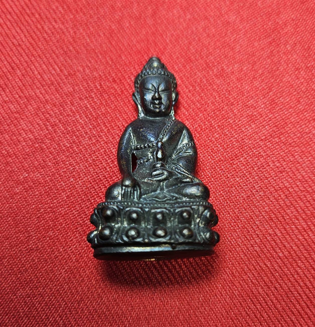 * "พระกริ่งรุ่นแรก หลวงปู่ครูบาสิงห์แก้ว อตฺถกาโม (ครูบาเบิกฟ้า) วัดปางกอง ต.ห้วยแก้ว อ.แม่ออน จ.เชียงใหม่ 4 ตุลาคม พ.ศ. 2552..! "เนื้อทองแดงรมดำ" (ตอกโค๊ต ตัว "ก" ที่ใต้ฐาน ขององค์พระ)...(ที่ด้านหลัง ขององค์พระ เลเซอร์โค๊ต-หมายเล