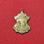 * "เหรียญคุณปู่โกฑัณ คุณตาอู่ทอง หลังสระโกสินารายณ์ "รุ่นแรก" อธิษฐานจิตปรกปลุกเสก โดย หลวงพ่ออ๊อด (สายเหนียว แห่งราชบุรี) วัดโกสินารายณ์ (วัดสะโก) ต.ท่าผา อ.บ้านโป่ง จ.ราชบุรี..! "เนื้อทองแดงกะไหล่ทอง" (สภาพสวยสมบูรณ์ดั้งเดิม...ส