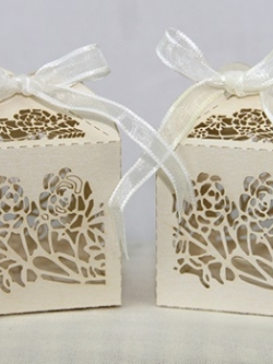 กล่องฉลุดอกไม้ครีม