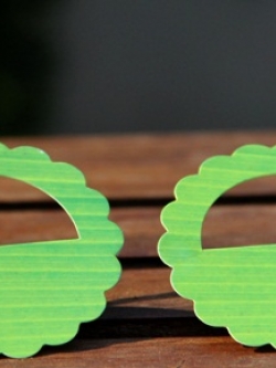 แผ่นปิดถุงขนมมีหูหิ้ว 6.5ซม. ใบตอง/ ลายไม้