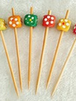 ไม้จิ้มหัวลูกเต๋าลายจุดใหญ่