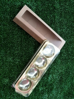 กล่องมาการองฝาใสฐานทอง