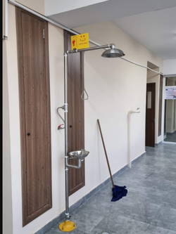 ฝักบัวและอ่างล้างตาฉุกเฉิน